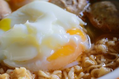 Kıyılmış domuz eti ve yumurta ile Çin eriştesi