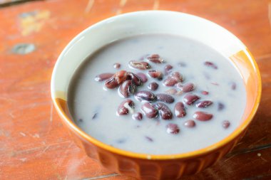 Siyah fasulye içinde Hindistan cevizi sütü