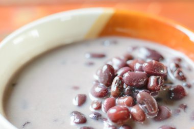 Siyah fasulye içinde Hindistan cevizi sütü