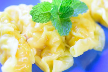  plaka üzerinde taze hamur tatlısı