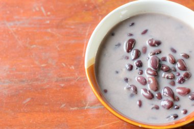 Siyah fasulye içinde Hindistan cevizi sütü