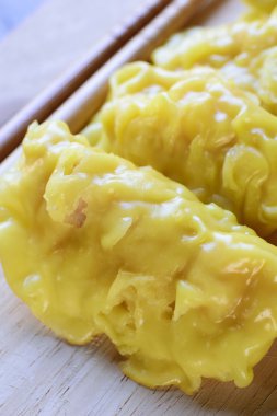 sıcak buharlarının ile plaka üzerinde taze hamur tatlısı