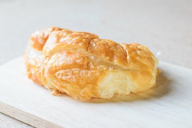 Taze pişmiş kruvasan.