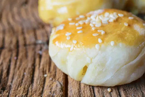 Brötchen auf Holztisch — Stockfoto