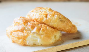 Taze pişmiş kruvasan.