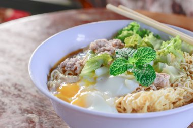 Kıyılmış domuz eti ve yumurta ile Çin eriştesi