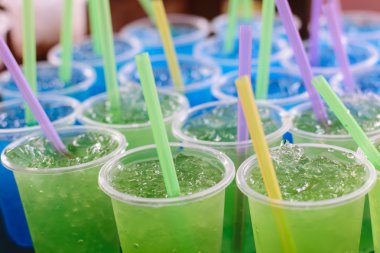 bir bardak buzlu yeşil İçecek