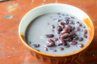 Siyah fasulye içinde Hindistan cevizi sütü