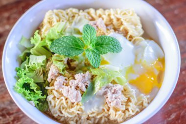 Kıyılmış domuz eti ve yumurta ile Çin eriştesi