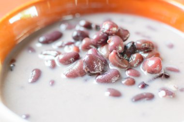 Siyah fasulye içinde Hindistan cevizi sütü 