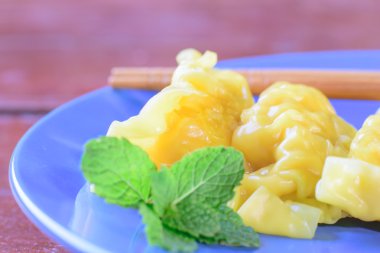 plaka üzerinde taze hamur tatlısı