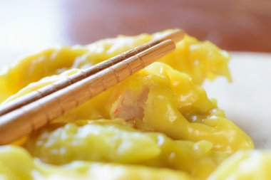  sıcak buharlarının ile plaka üzerinde taze hamur tatlısı.