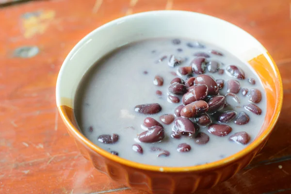 Siyah fasulye içinde Hindistan cevizi sütü