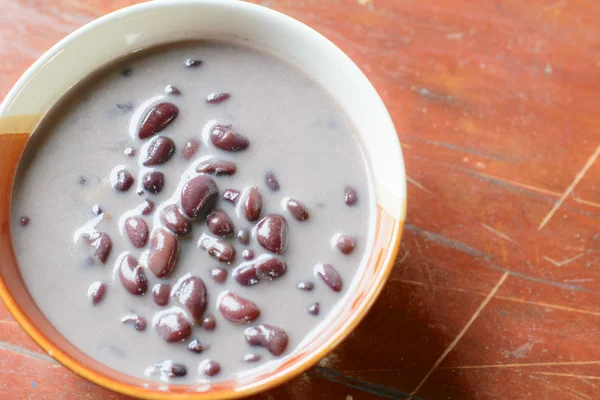 Siyah fasulye içinde Hindistan cevizi sütü