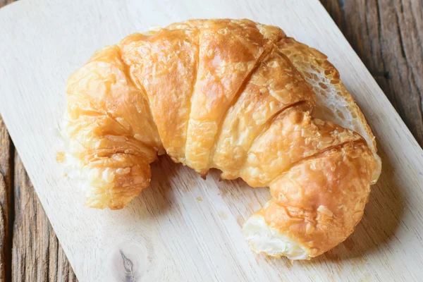 Croissants frais cuits au four — Photo