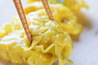  sıcak buharlarının ile plaka üzerinde taze hamur tatlısı.