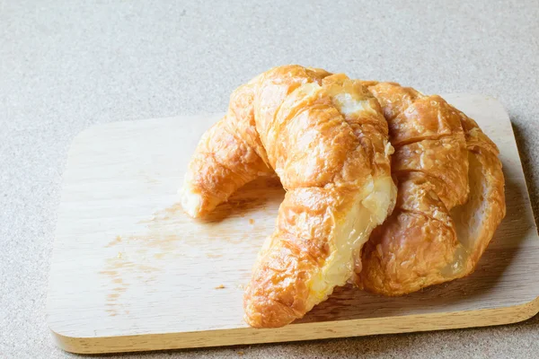 Croissants frais cuits au four — Photo