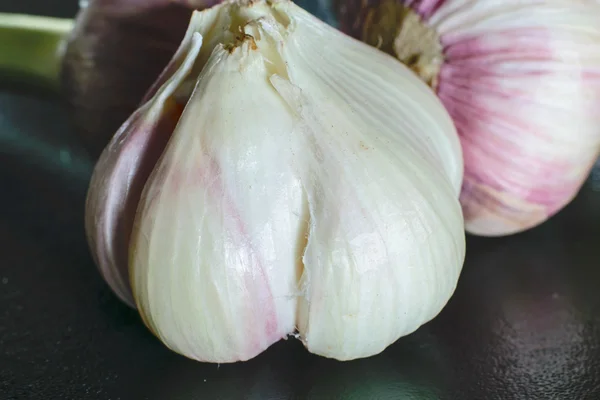 Knoblauch auf dem Tisch — Stockfoto