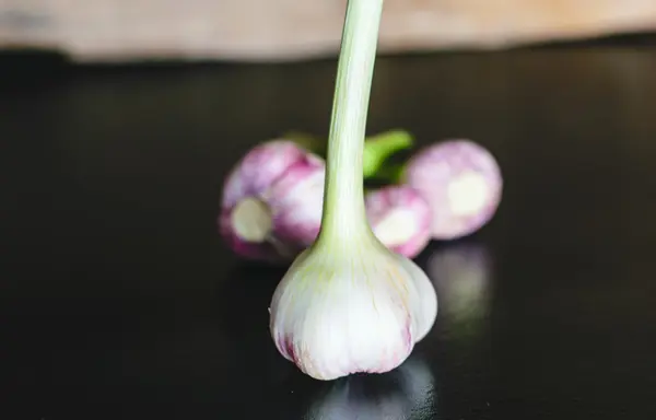 Knoblauch auf dem Tisch. — Stockfoto