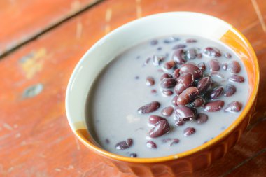 Siyah fasulye içinde Hindistan cevizi sütü 