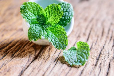 Bir tablo üzerinde taze nane