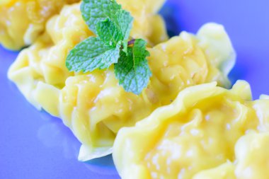  plaka üzerinde taze hamur tatlısı