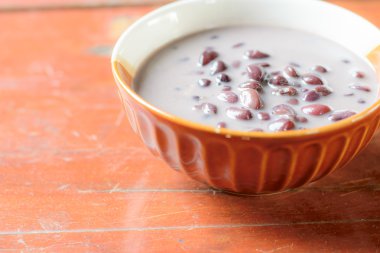 Siyah fasulye içinde Hindistan cevizi sütü 