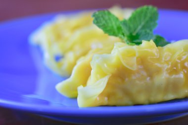  plaka üzerinde taze hamur tatlısı