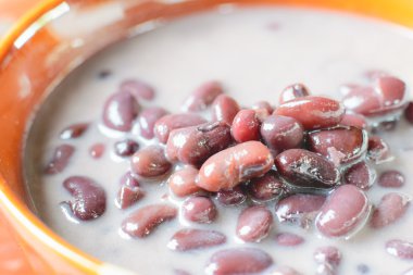 Siyah fasulye içinde Hindistan cevizi sütü