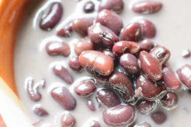 Siyah fasulye içinde Hindistan cevizi sütü