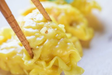  sıcak buharlarının ile plaka üzerinde taze hamur tatlısı. 