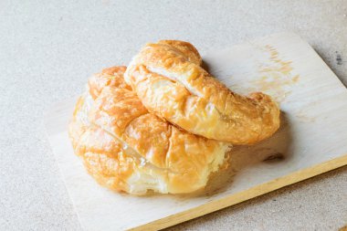 Taze pişmiş kruvasan.