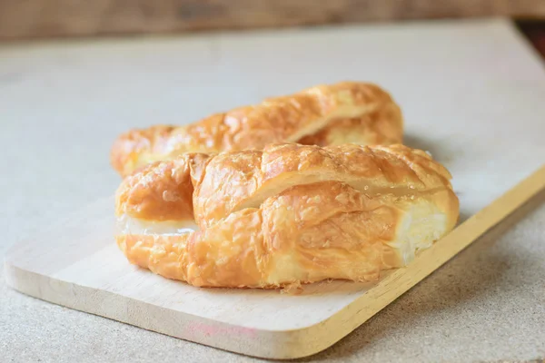 Taze pişmiş kruvasan.