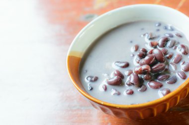 Siyah fasulye içinde Hindistan cevizi sütü