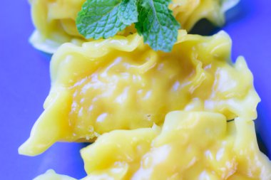  plaka üzerinde taze hamur tatlısı