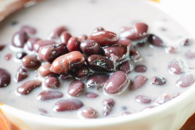 Siyah fasulye içinde Hindistan cevizi sütü 