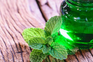  Bir tablo üzerinde taze nane