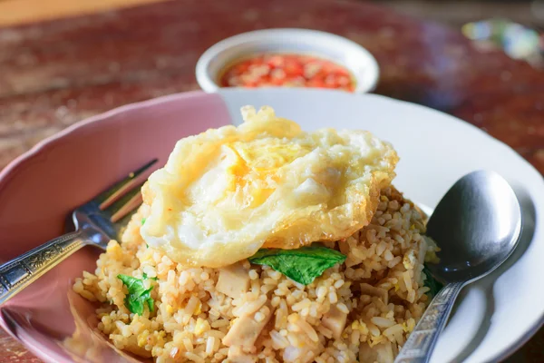 Fried rice and fried egg — Stock Photo, Image