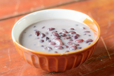 Siyah fasulye içinde Hindistan cevizi sütü 