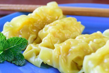  plaka üzerinde taze hamur tatlısı