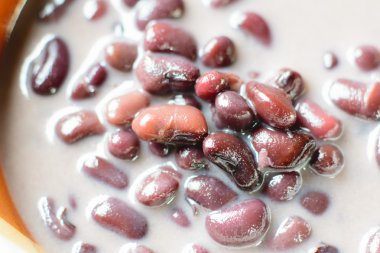 Siyah fasulye içinde Hindistan cevizi sütü