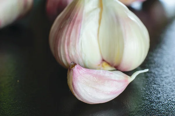 Knoblauch auf dem Tisch. — Stockfoto