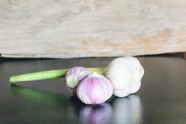 Knoblauch auf dem Tisch — Stockfoto