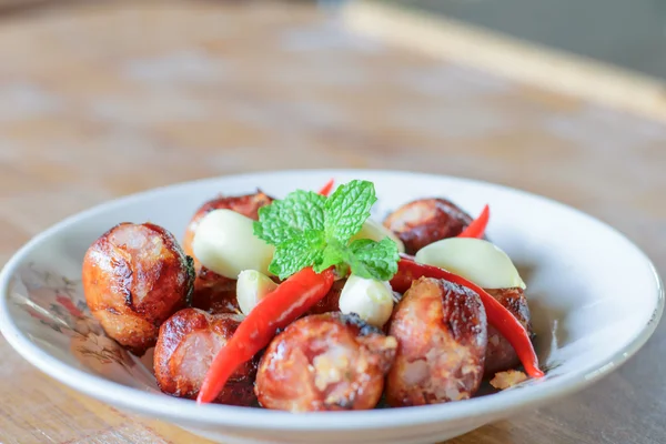 Çanak üzerinde ızgara sosis