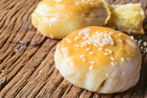 Brötchen auf Holztisch — Stockfoto