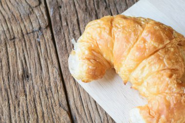 Taze pişmiş kruvasan.