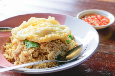 kızarmış pilav ve kızarmış yumurta