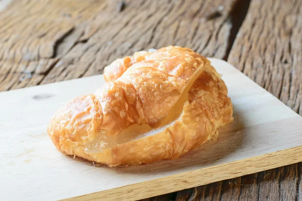 Croissants frais cuits au four — Photo