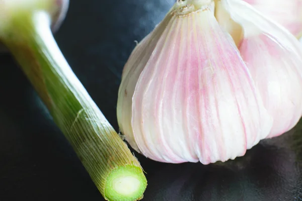 Knoblauch auf dem Tisch. — Stockfoto