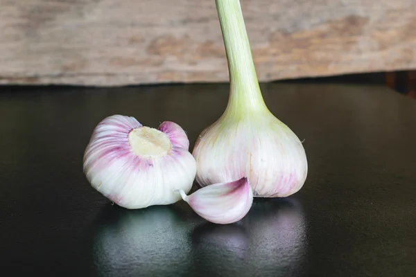 Knoblauch auf dem Tisch — Stockfoto